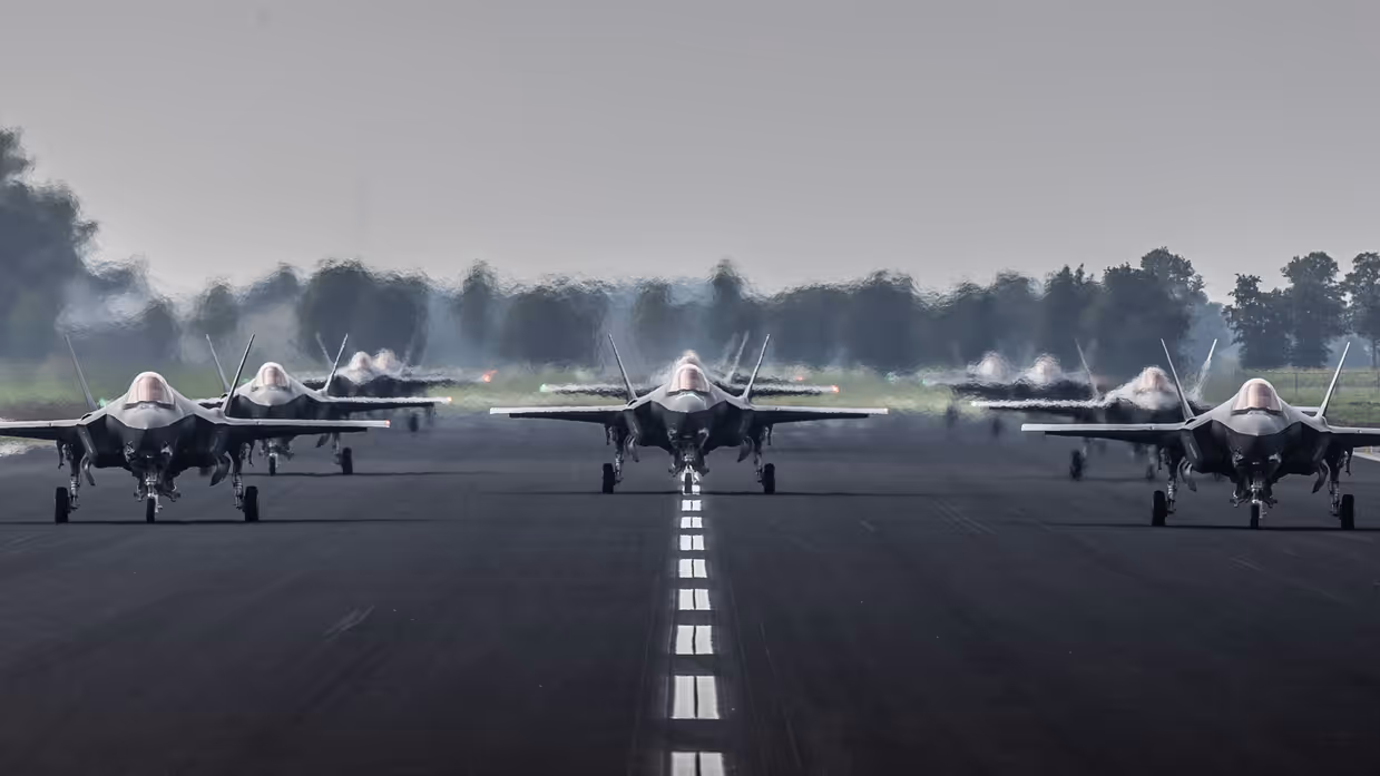 Start- en landingsbaan op een vliegbasis met bewolkte lucht.