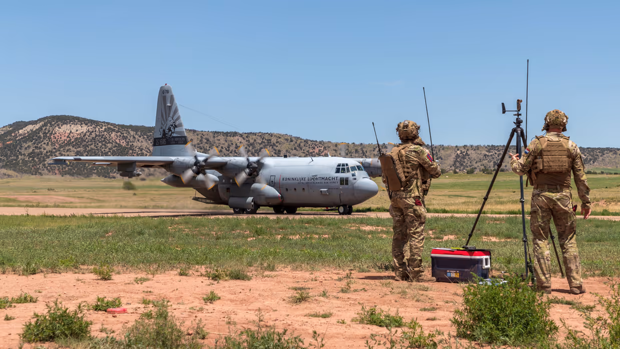 Een C-130 landt op onverharde landingsbaan tijdens oefening.