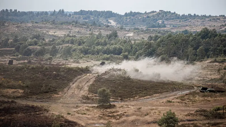 Een groot heuvelachtig en zanderig oefenterrein in het Duitse Bergen Hohne.