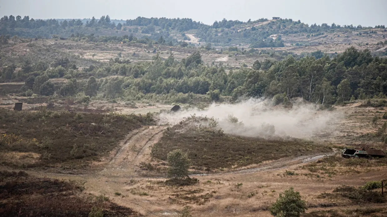 Een groot heuvelachtig en zanderig oefenterrein in het Duitse Bergen Hohne.