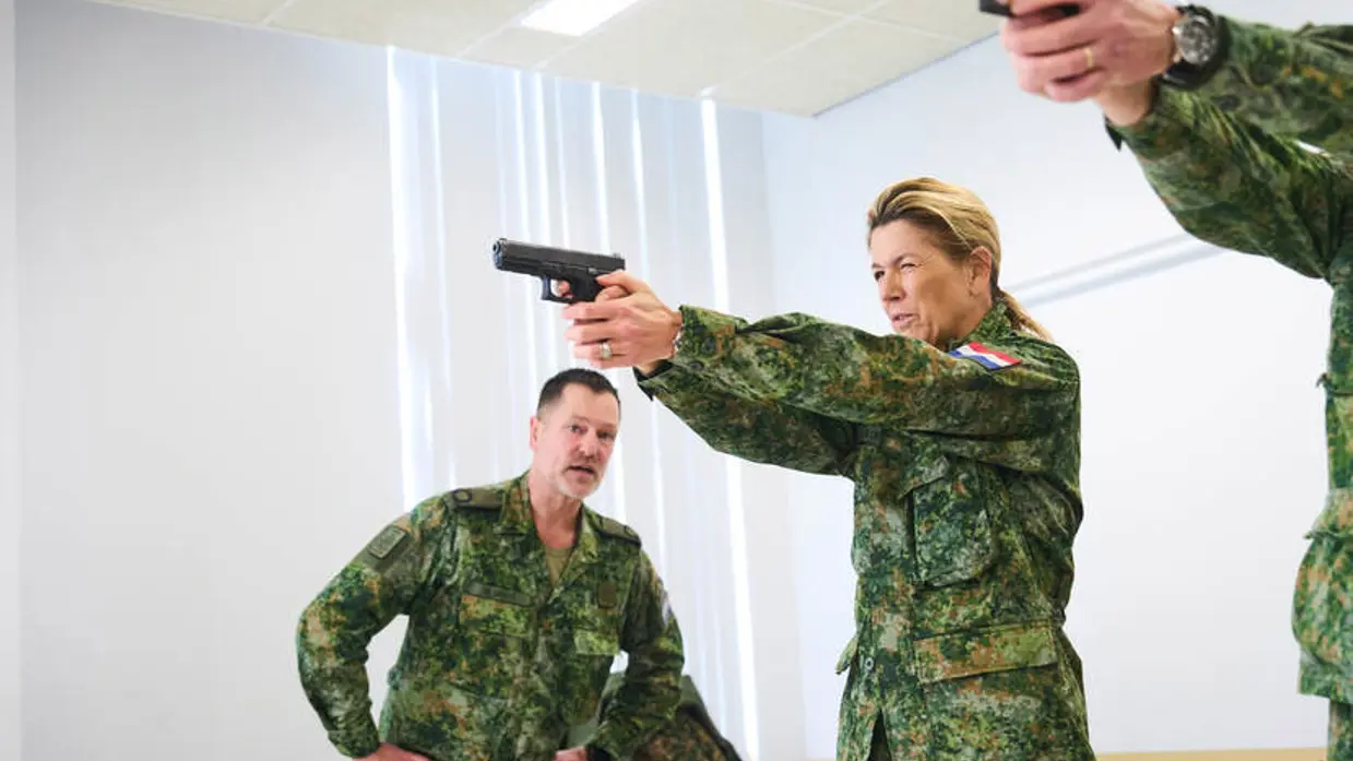 Koningin Máxima oefent met een pistool.
