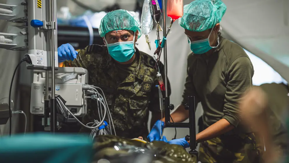Militaire artsen aan het werk.