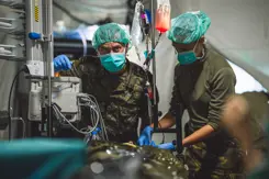 Militaire artsen aan het werk.