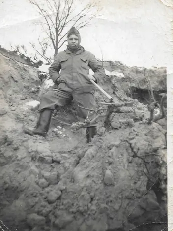 Historische foto militair werkt aan stelling tijdens mobilisatie Tweede Wereldoorlog.