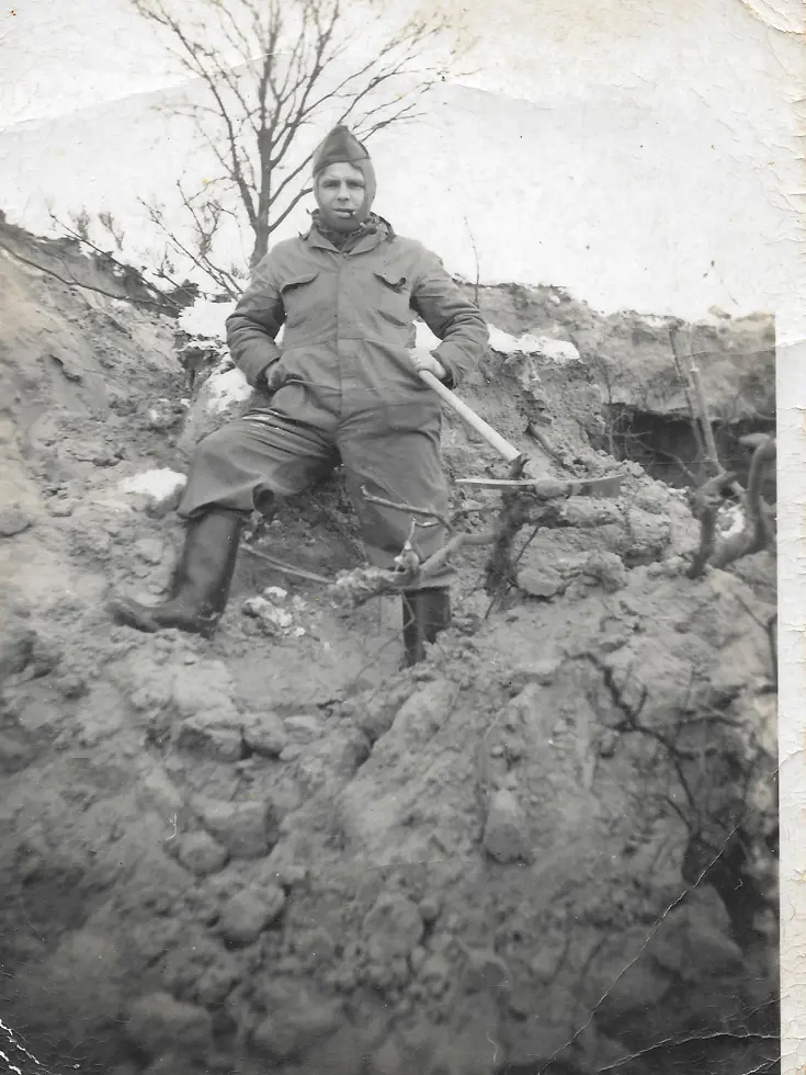 Historische foto militair werkt aan stelling tijdens mobilisatie Tweede Wereldoorlog.