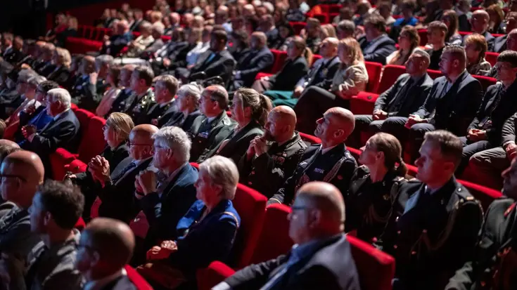 Publiek in theaterzaal.