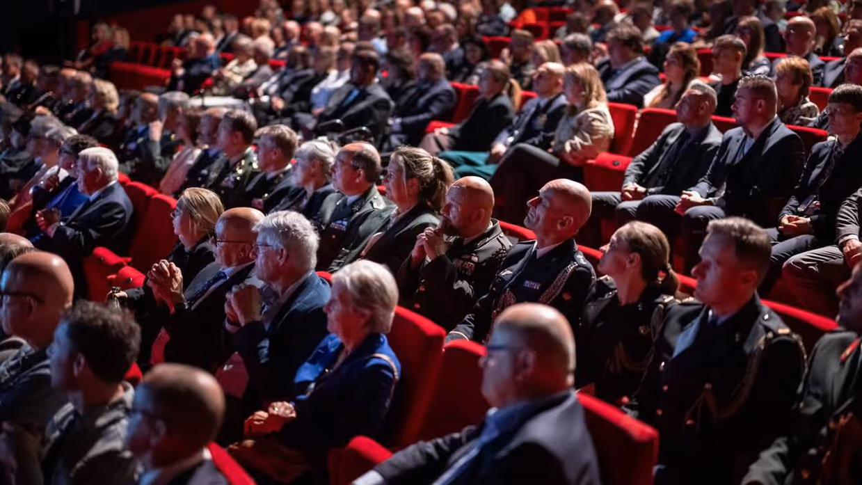 Publiek in theaterzaal.