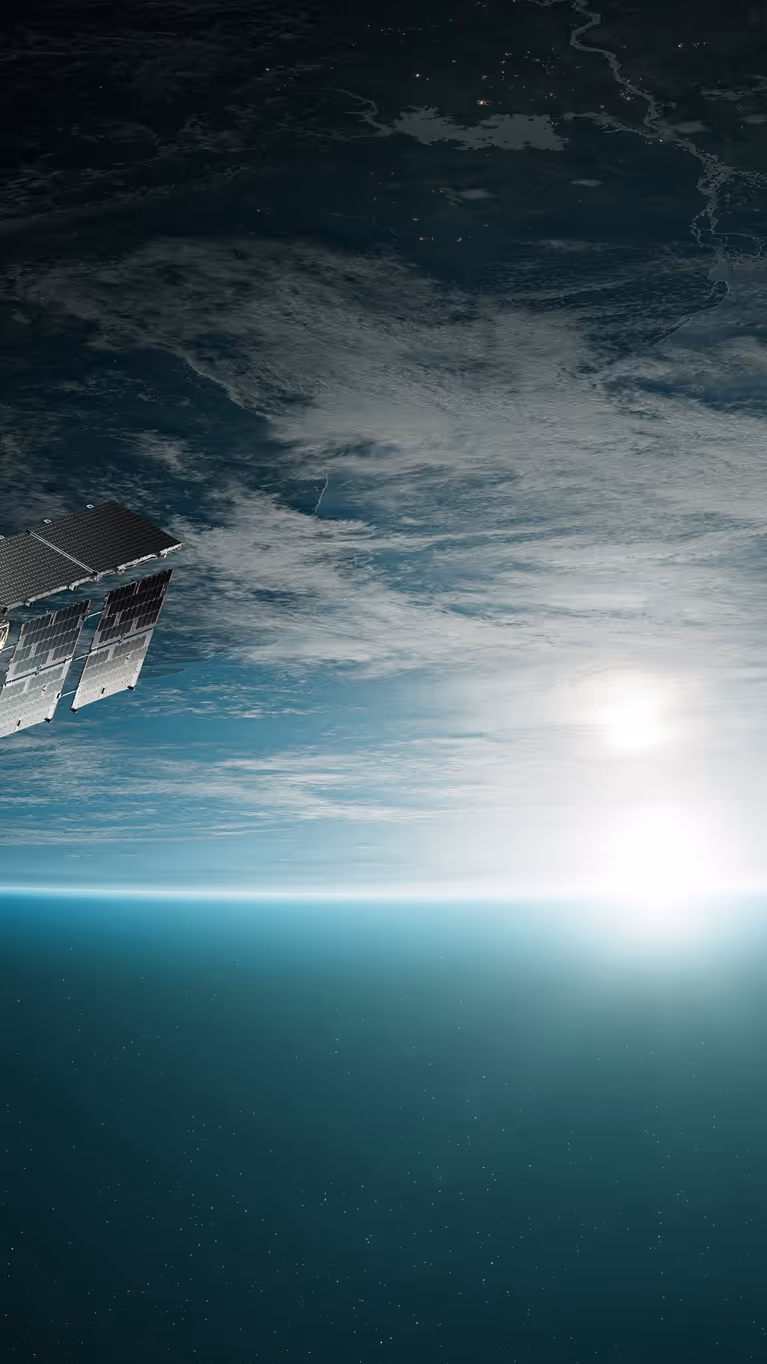Render van een satelliet van het Finse ICEYE in de ruimte, met de aarde op de achtergrond 