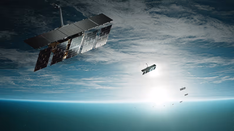 Voorstelling van een groep ICEYE-satellieten in de ruimte boven de aarde.