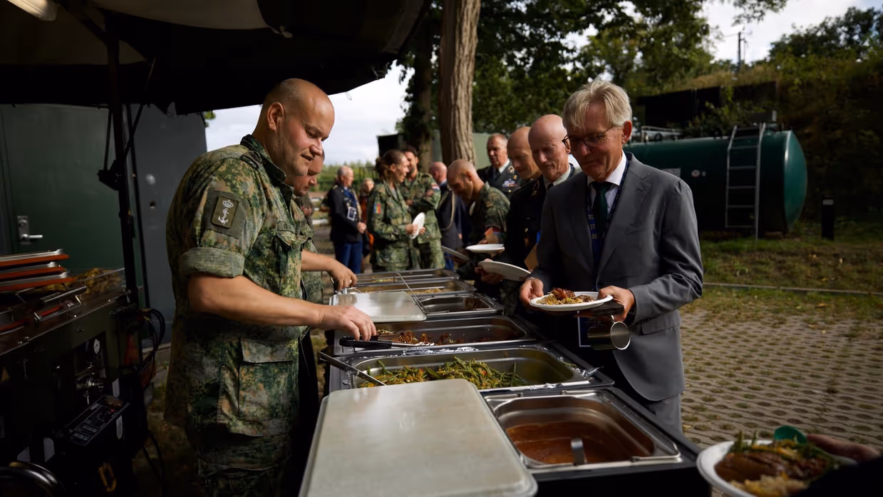 Eten wordt uitgeserveerd.