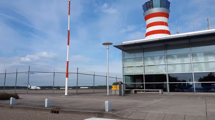Vooraanzicht van Lelystad Airport.