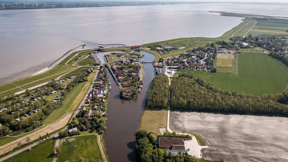 Beeld vanuit de lucht van grensgebied tussen land en zee.