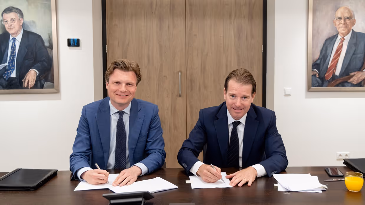 Ondertekening van een contract.