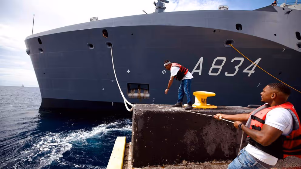 Aankomst van een marineschip.