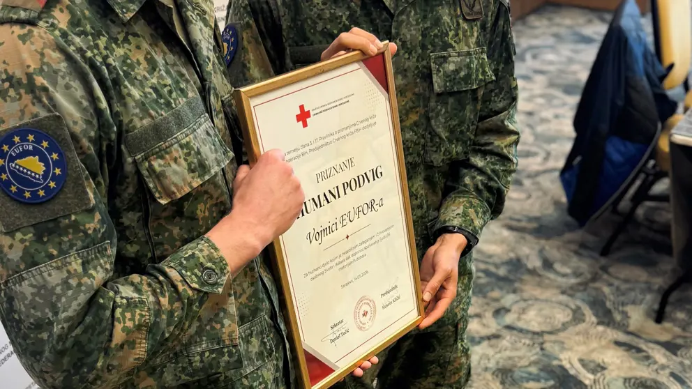 Onderscheiding in handen van militairen.