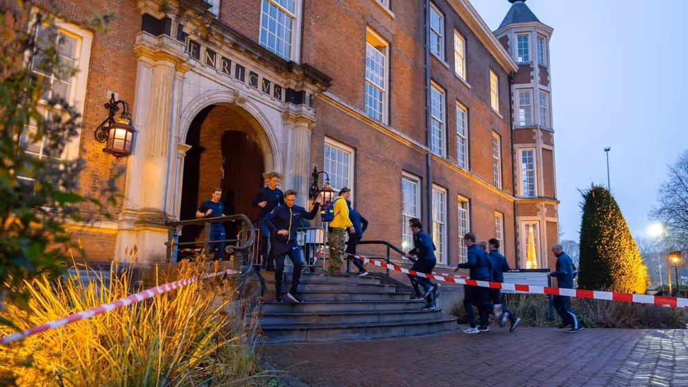 Cadetten rennen door het kasteel.