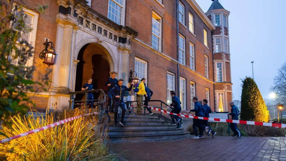 Cadetten rennen door het kasteel.