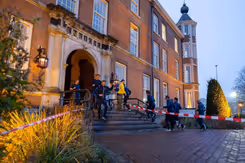 Cadetten rennen door het kasteel.