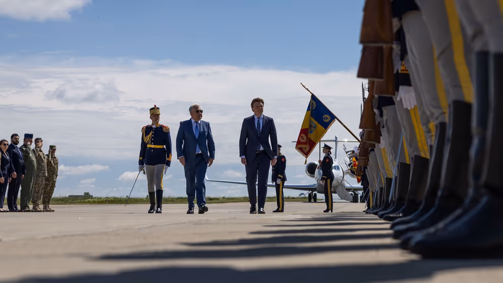 Minister Brekelmans inspecteert de wacht tijdens ceremonieel ontvangst in Roemenië.