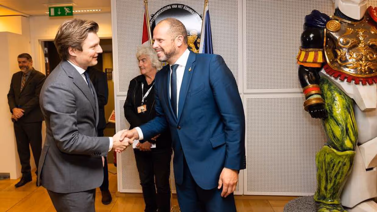 Minister Brekelmans schudt hand Belgische ambtsgenoot.