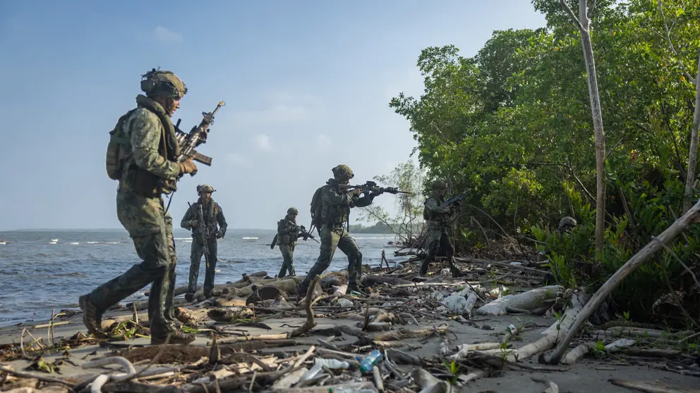 Militairen trekken met wapen en al de jungle in.