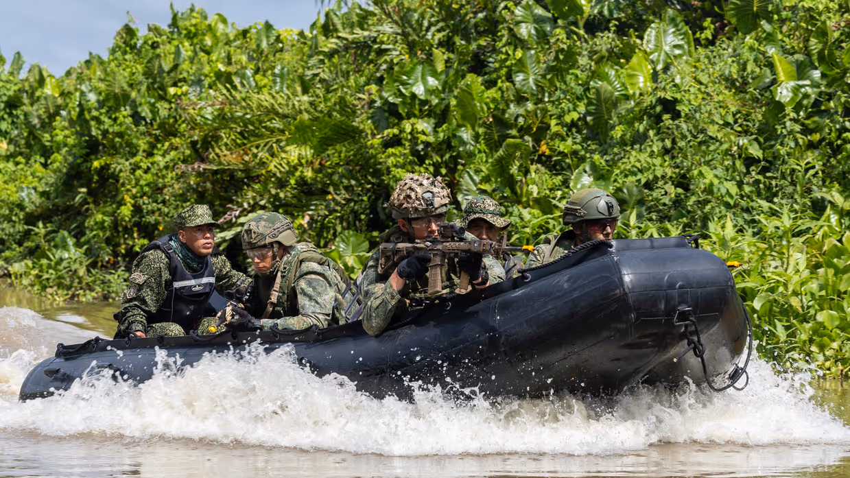 Mariniers op een bootje.