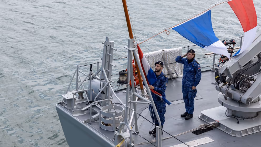 Mariniers op het achterdek van een schip,