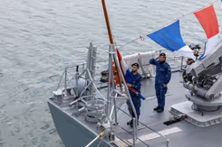 Mariniers op het achterdek van een schip,