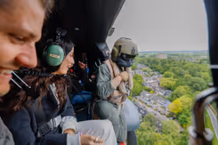 Artiesten in Cougar-transporthelikopter tijdens vervoer naar Bevrijdingsfestival.