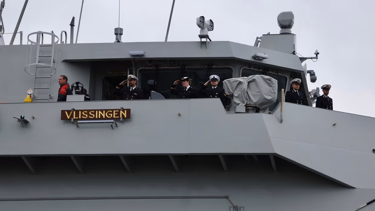 Bemanning aan boord van een marineschip. 
