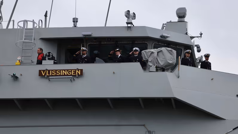Bemanning aan boord van een marineschip. 