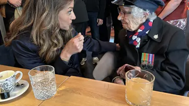 Minister Dilan Yeşilgöz in gesprek met de Britse veteraan Robbie Hall.