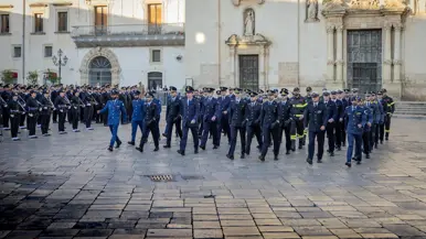 Een groep militairen marcheert een plein op, onder hen Nederlandse luchtmachtmilitairen.
