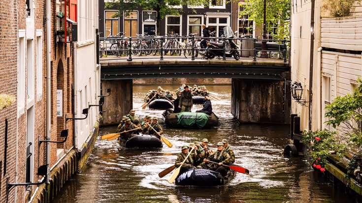 Bootjes met deelnemers aan de NWT op het water in Amsterdam.
