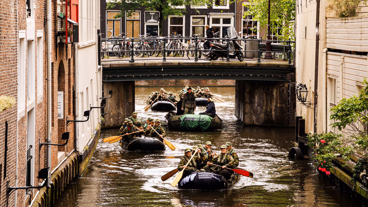 Bootjes met deelnemers aan de NWT op het water in Amsterdam.