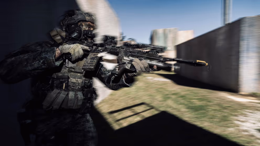 Marinier richt zijn wapen in verstedelijkt oefengebied.