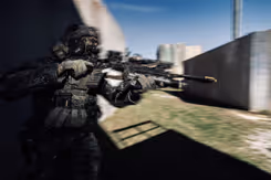 Marinier richt zijn wapen in verstedelijkt oefengebied.