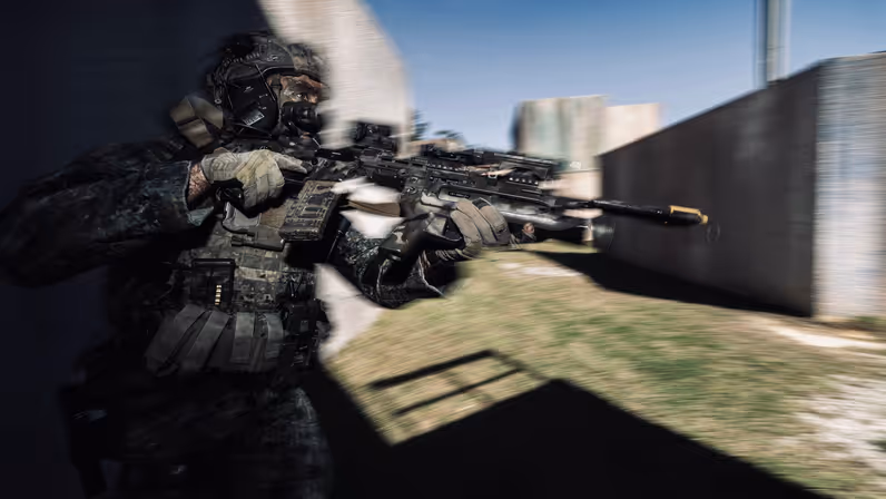 Een marinier die met snelheid in de aanval gaat. 