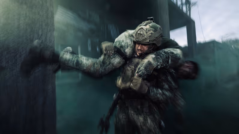 Een marinier die een gewonde collega op de schouder heeft. 