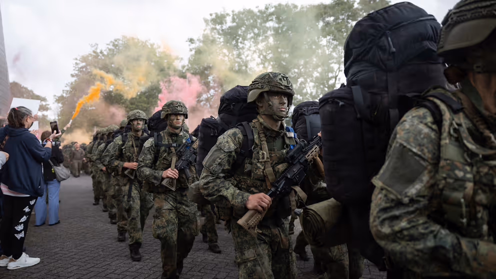 De deelnemers marcheren het Marine Etablissement Amsterdam op. 