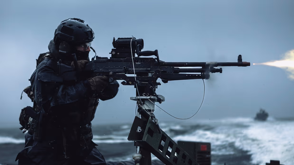 Een marinier vuurt op zee met een .50 op een affuit.   