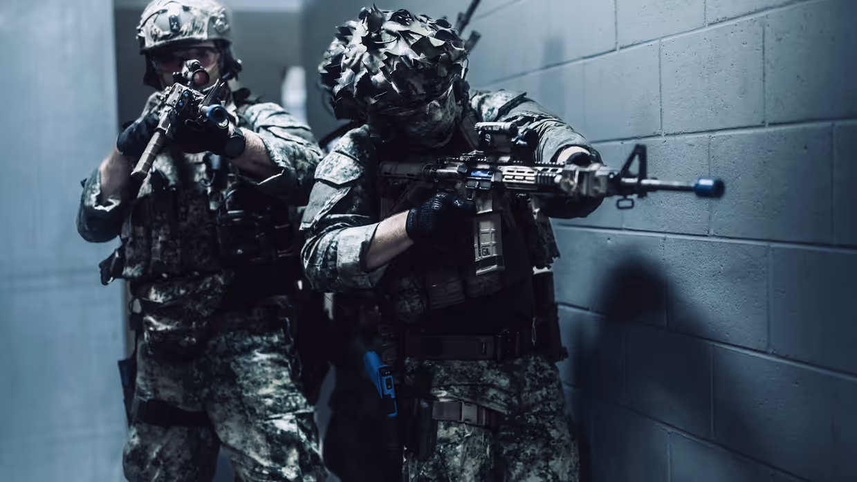 Twee volledig omgehangen mariniers. 