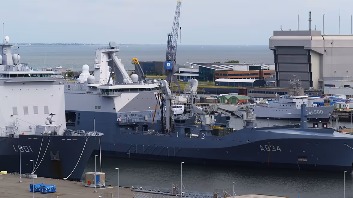 Zr.Ms. Holland naar de werf verplaatst