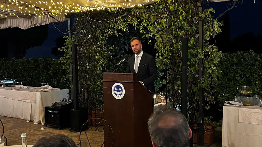 De staatssecretaris houdt een speech.
