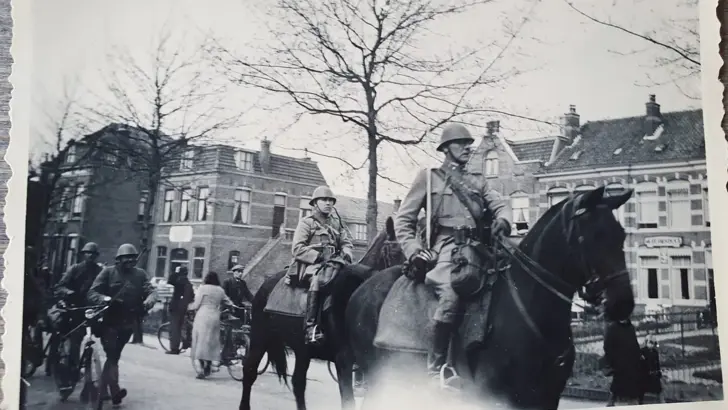 2 militairen te paard (rond 1940).