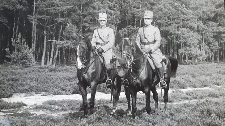 2 militairen te paard met een bos op de achtergrond (rond 1940).