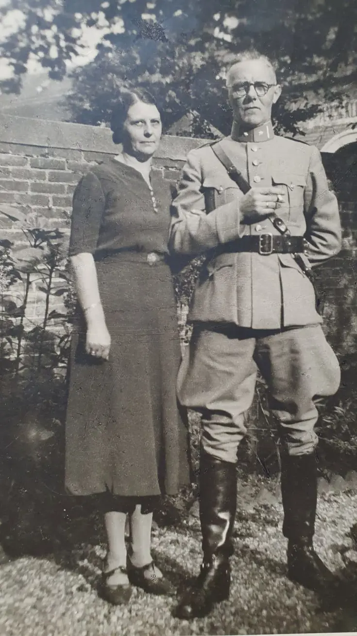 Portretfoto militaire overgrootvader en overgrootmoeder van Thulai van Maanen.