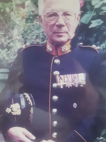 Militair in ceremonieel tenue
