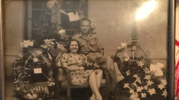 Militair met vrouw.