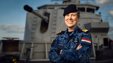 Portretfoto van LTZ 2OC Johanneke Doetjes-ten Veen in marine-uniform.